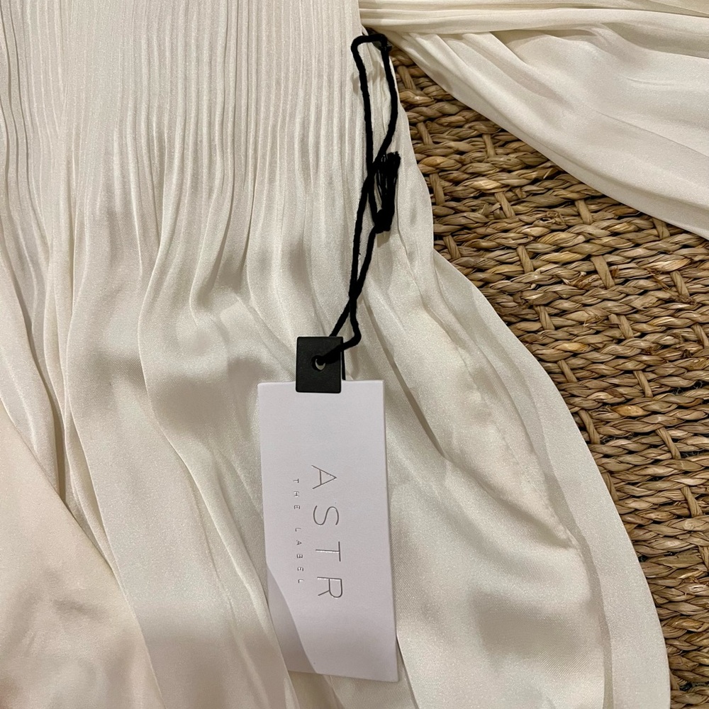 NWT ASTR - Wrap Front Blouse Pleated Satin Ivory‎ Long Sleeve Size XS - Picture 6 of 9
